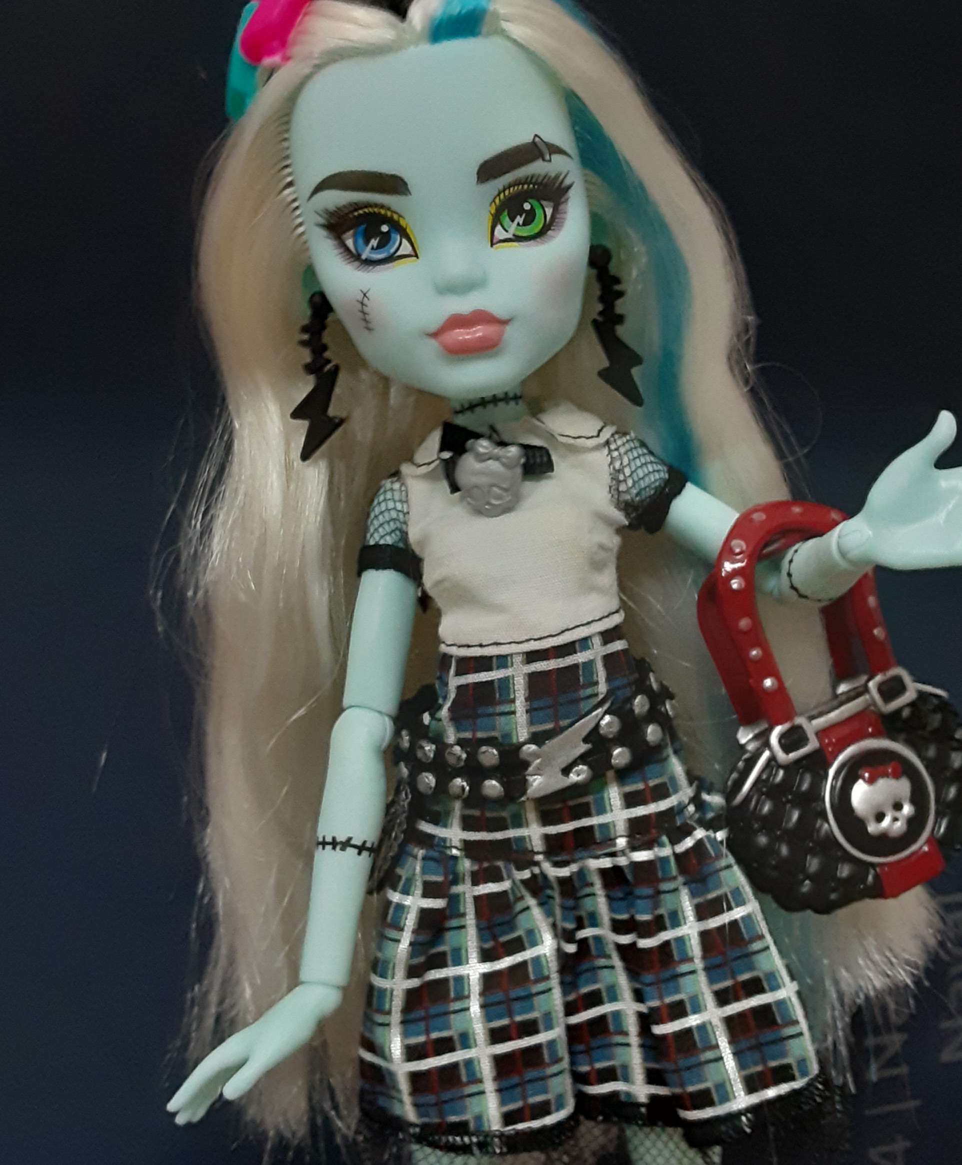 Monster High Frankie Stein 2022 G3 vs 2010 G1 - Doll Review! 